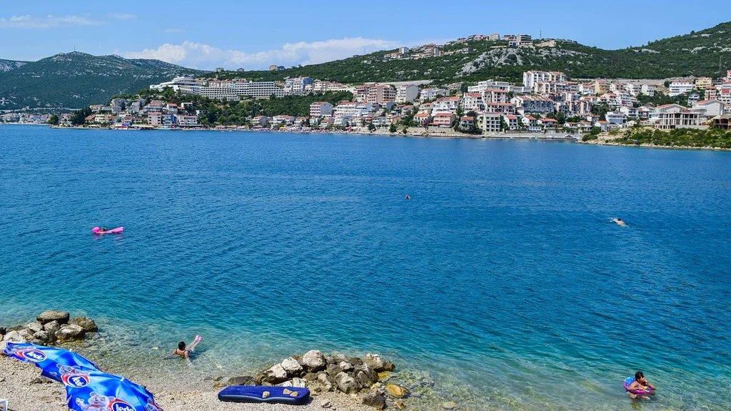 Neuvěřitelně levná dovolená co by kamenem dohodil! Hory jako z jiného kontinentu, průzračné řeky a levná zmrzlina