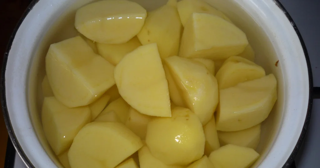 Obrázek k článku: Nebaví vás stále stejná chuť vařených brambor? Zkuste to tak, že se budou strávníci olizovat za ušima!