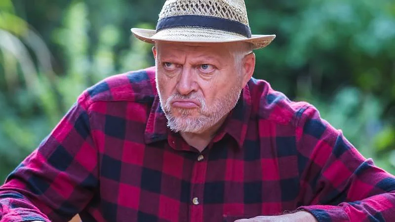 Naštvaný muž v klobouku