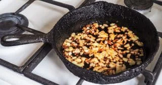 Konec spálené cibule: Jednou kostkou ledu se dá celá situace zachránit