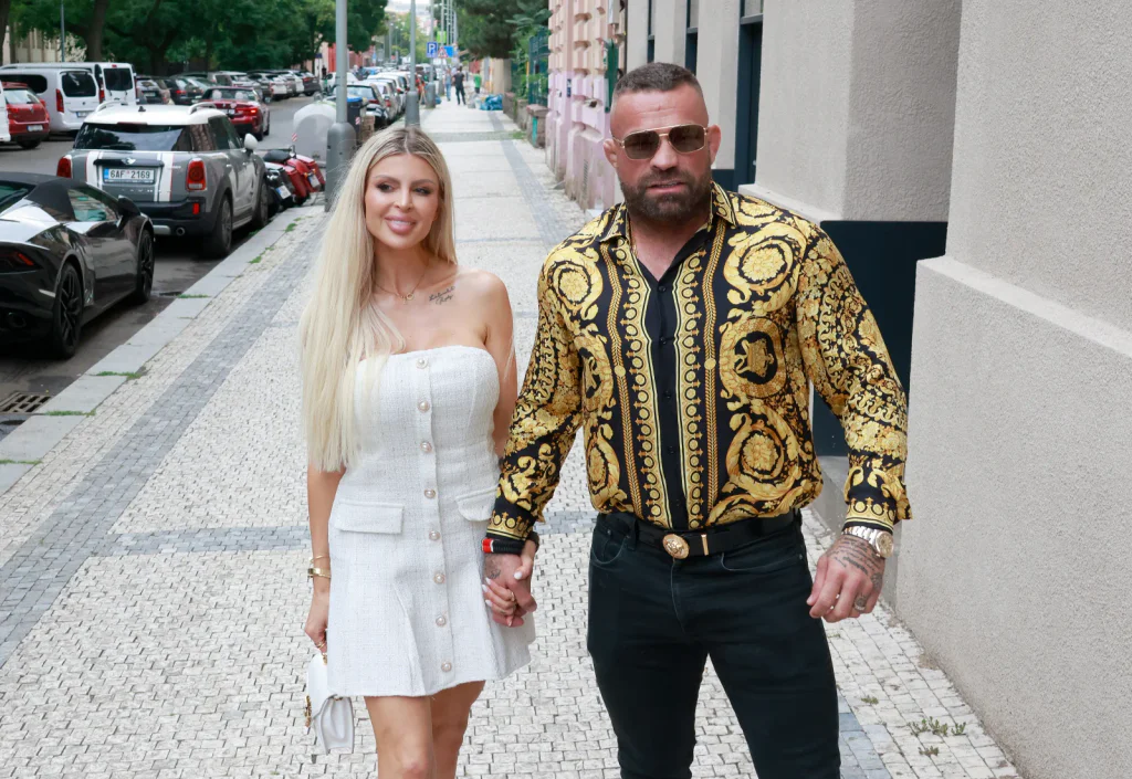 Lela shodila patnáct kilo, doma je dusno. Karlos odjíždí právě ve chvíli, kdy ho potřebují.