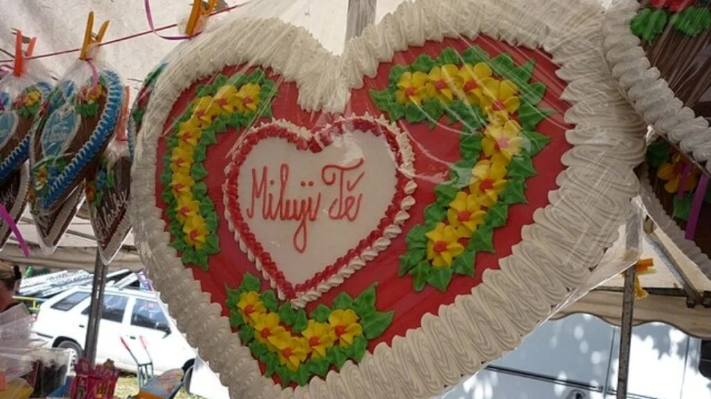 Perník ve tvaru srdce prodávaný na trzích 