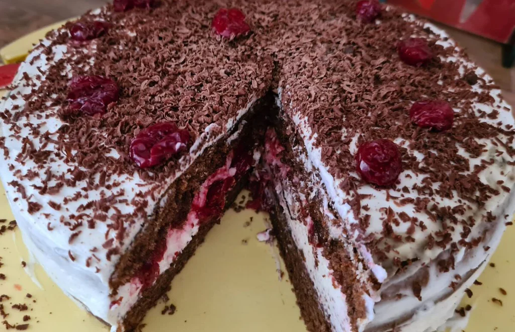 Obrázek receptu na Švarcvaldský dort neboli Schwarzwälder Kirschtorte, kterého základem je čirý třešňový destilát