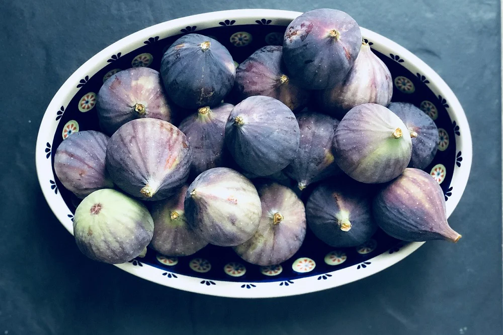 Sklizené fíky v hlubokém talíři