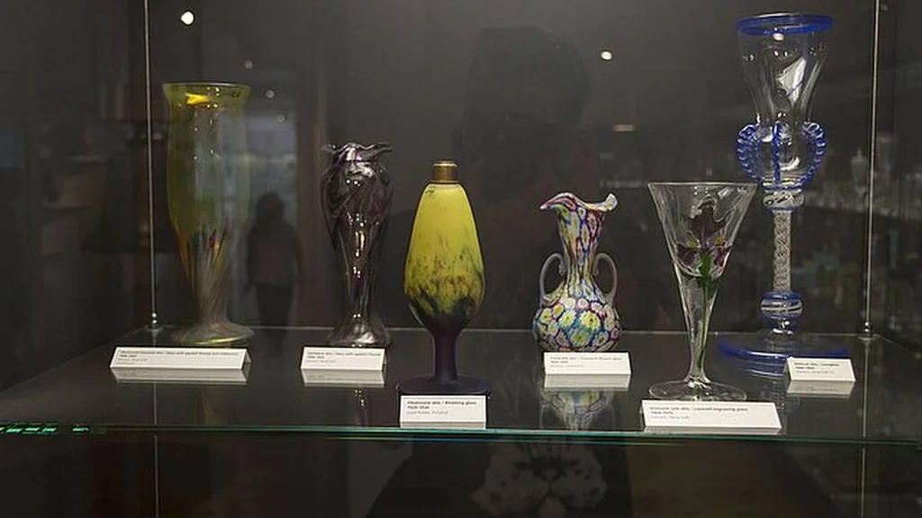 Poklady, které obletěly svět a vracejí se domů. Dnes už váza není jen „retro doplněk“