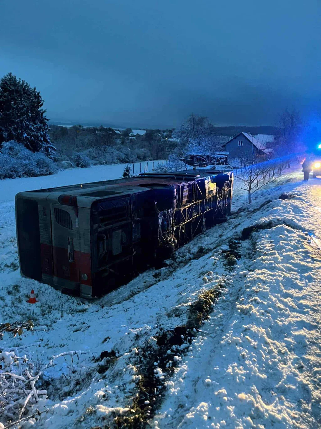 Nehoda autobusu v Choraticích na Benešovsku. Foto: HZS