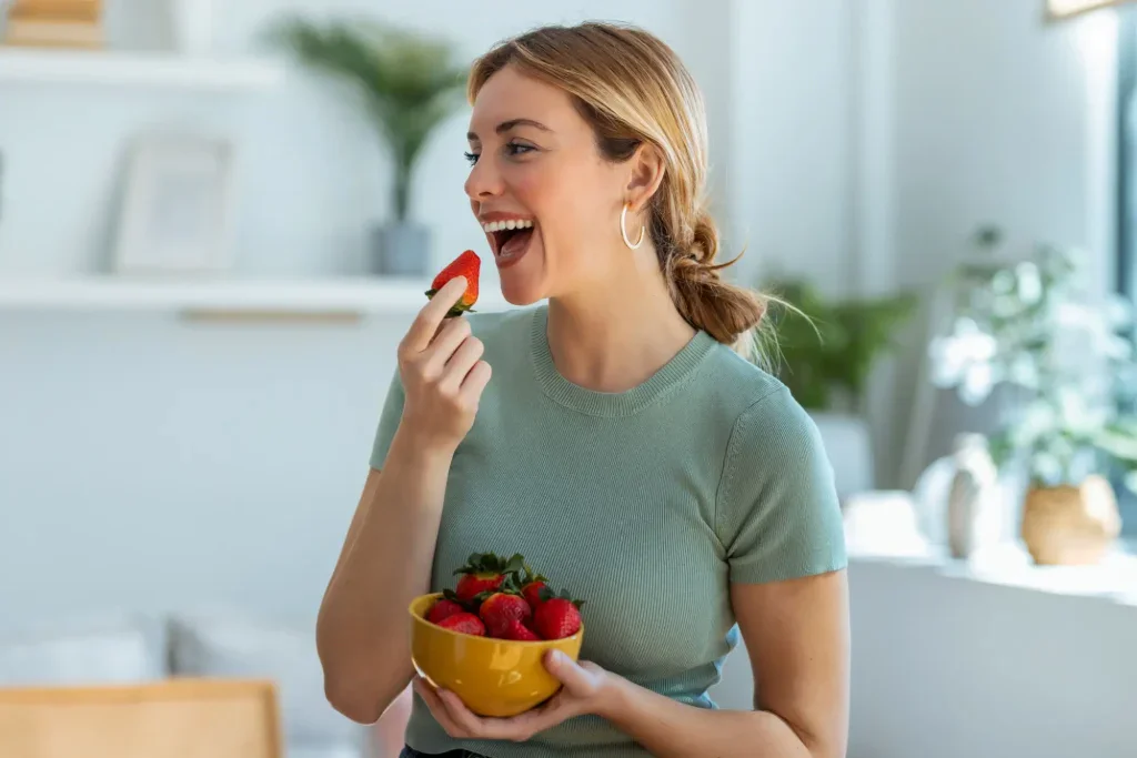žena si užívá misku čerstvých jahod