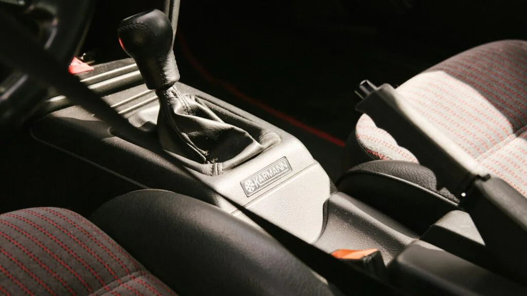 Používejte ruční brzdu