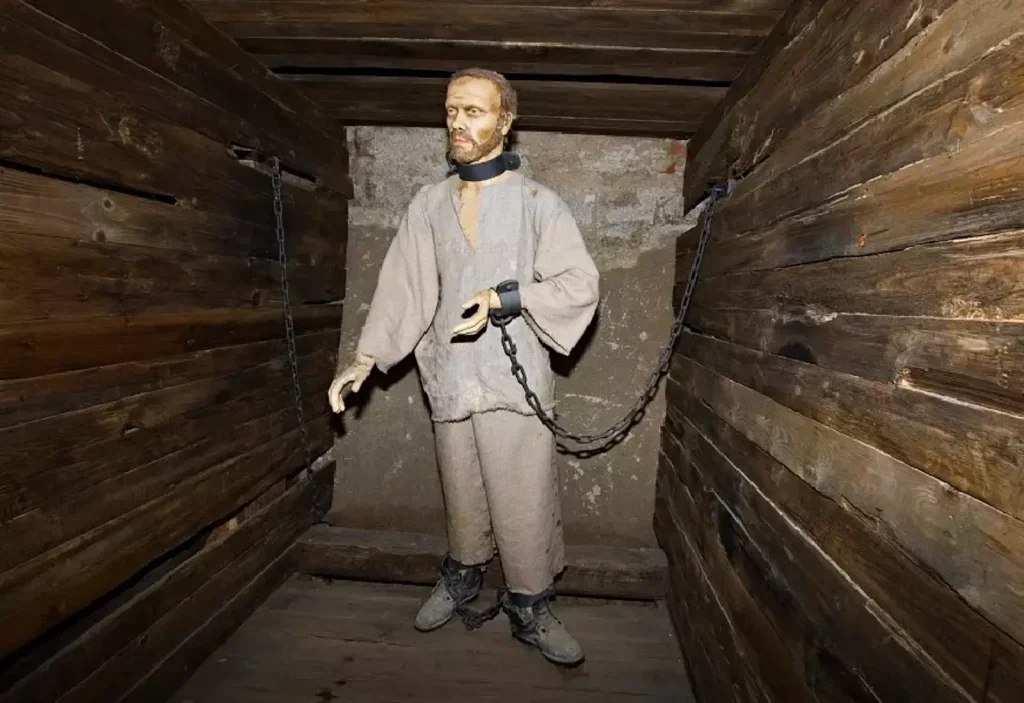 Expozice z brněnský kasemat ukazuje figurínu připoutanou v kobce