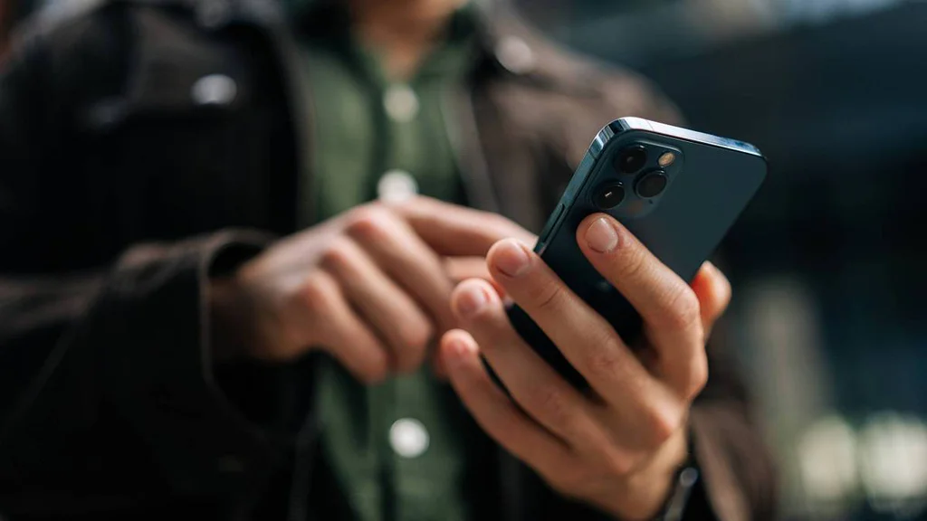 Češi pořád kupují drahé mobily. Přitom tenhle umí totéž za třetinu