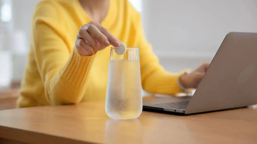 Zahoďte tablety a dejte si raději šípkový čaj. 