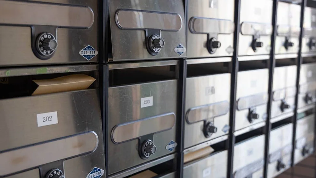 Papírové letáky ve schránkách. Musíme chránit seniory, říká Macinka