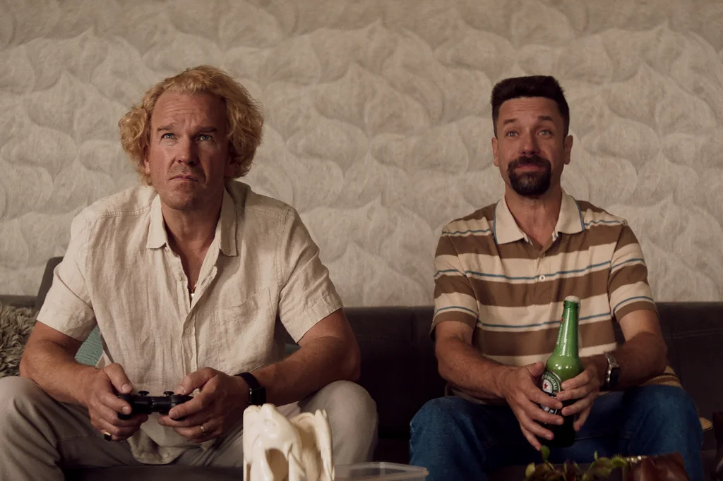 Václav Neužil v roli místního policajta se Stanislavem Majerem coby mafiánem Asasínem