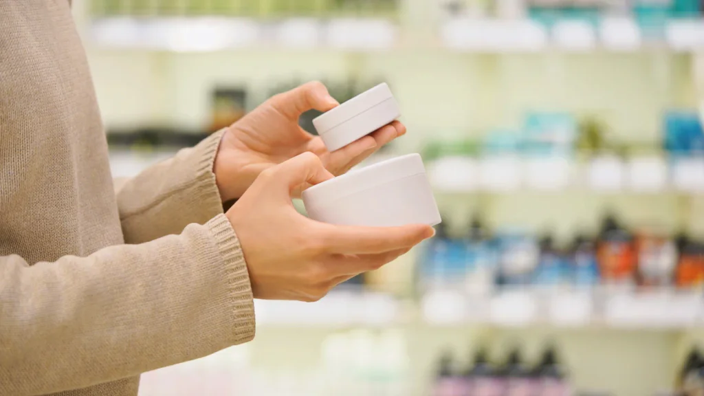 Varování úřadů: Do obchodů pronikla závadná kosmetika. Týká se populárních značek, lidé ji běžně používají.