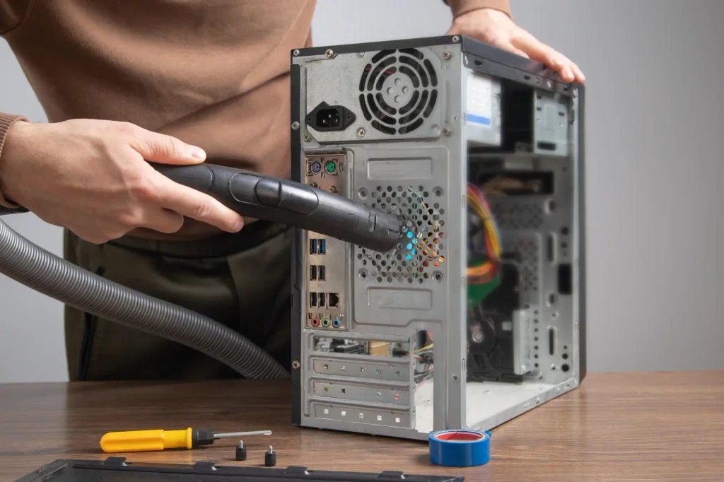 Muž vysává útroby počítače