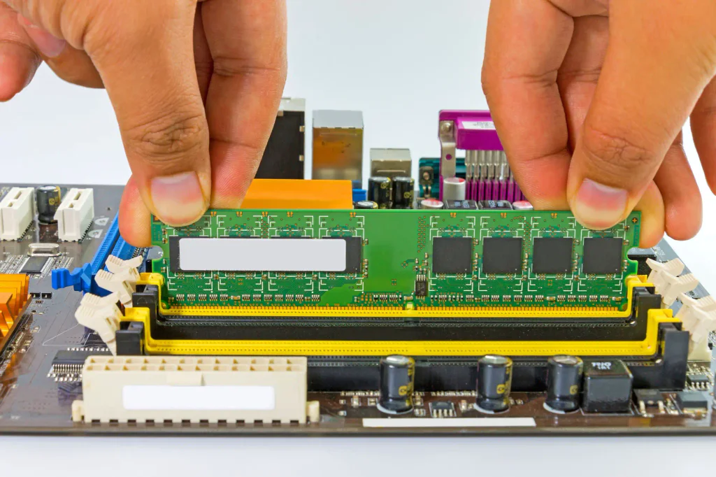 Ruce mění RAM na základní desce PC