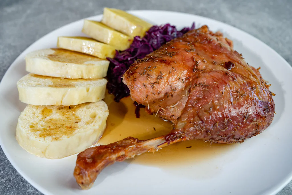 Svatomartinská husa na grilu s přílohou