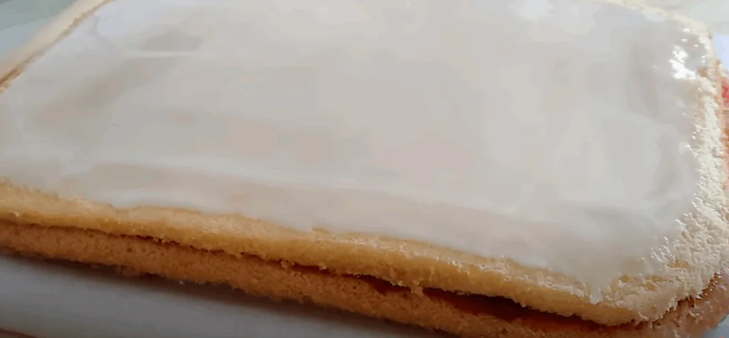  Odležené řezy polijeme polevou a zdobíme.