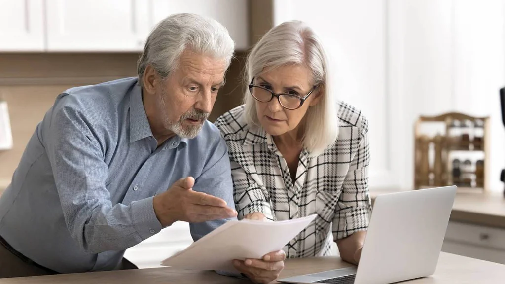 Senioři nad 65 let: Banky zavádí nový poplatek a týká se zejména vás