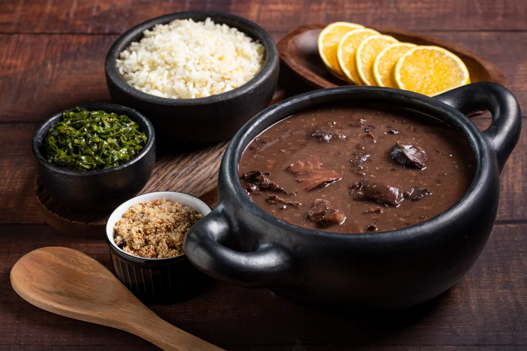 Feijoada je jedno z nejoblíbenějších brazilských jídel.