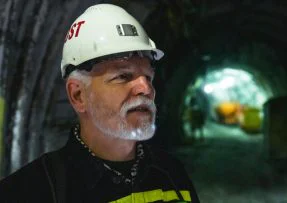 Prezident Petr Pavel v helmě