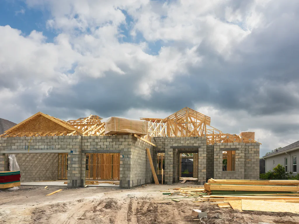 Tvrdý zásah pro Čechy: nové normy dopadnou hlavně na majitele starších domů. Změny začnou dřív, než čekáte.