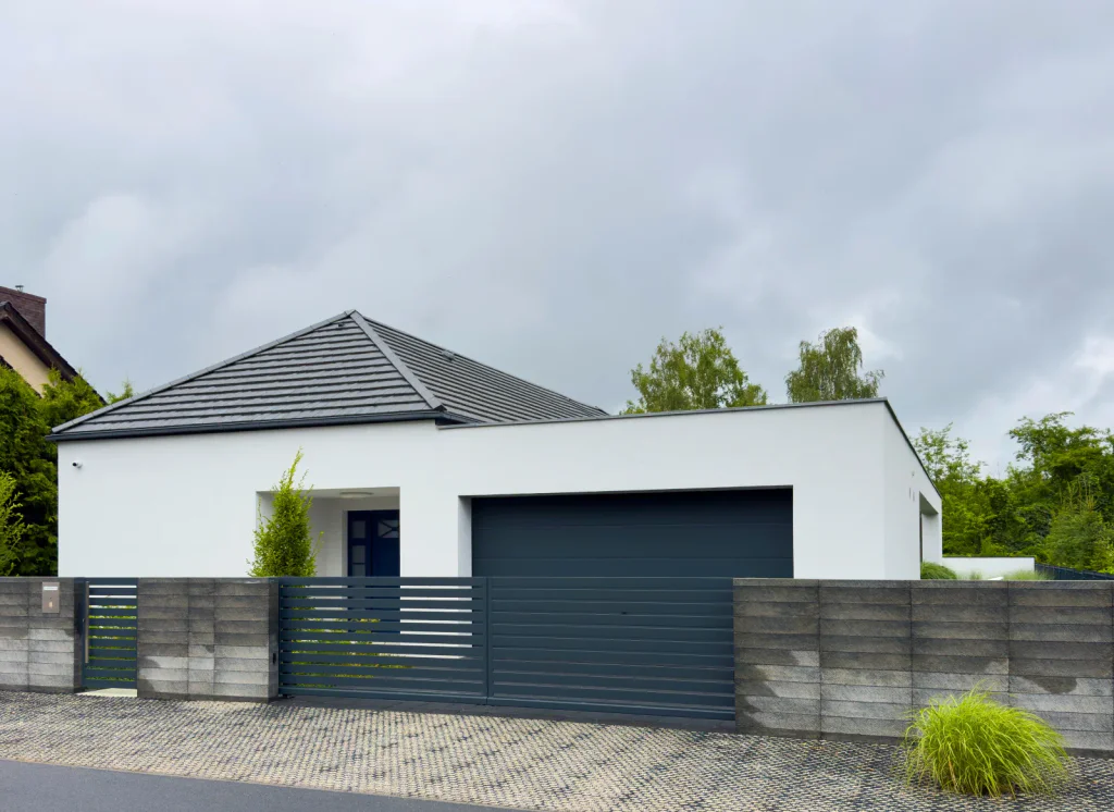 Stát přitvrzuje, majitelé starších domů se mají na co těšit. V menších obcích to bude bolet nejvíc.