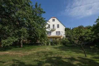 Rekonstrukce rodinného domu v pražských Hřebenkách aneb Důkaz toho, že méně je někdy více