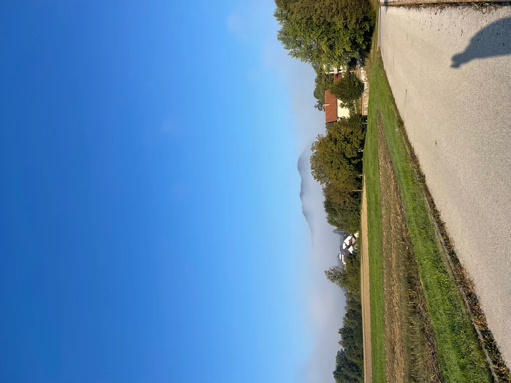 Ranní mlhy jsou pro babí léto typické, pro slovinskou Škofja Loku tomu není jinak