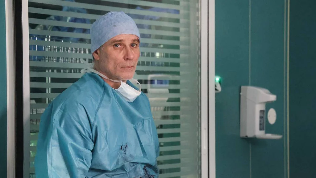 Mezi skalpelem a spravedlností: Drama doktora Harta v nové minisérii Noční operatér začíná