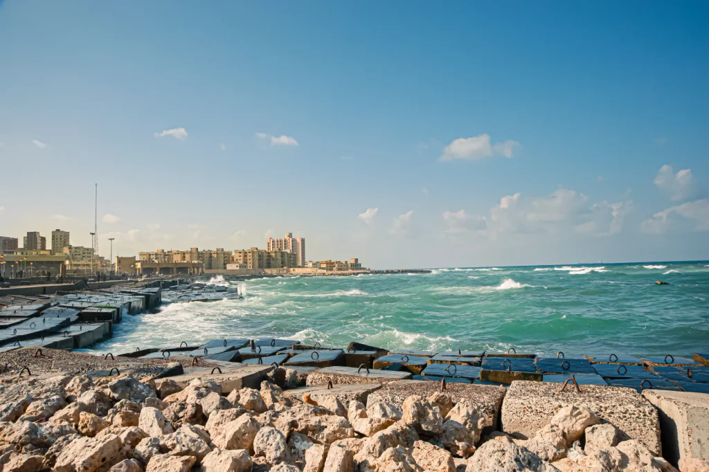 Egypt vyhlásil stav nouze a zavřel pláže. Češi uvázli na hotelích a dovolená se jim hroutí.