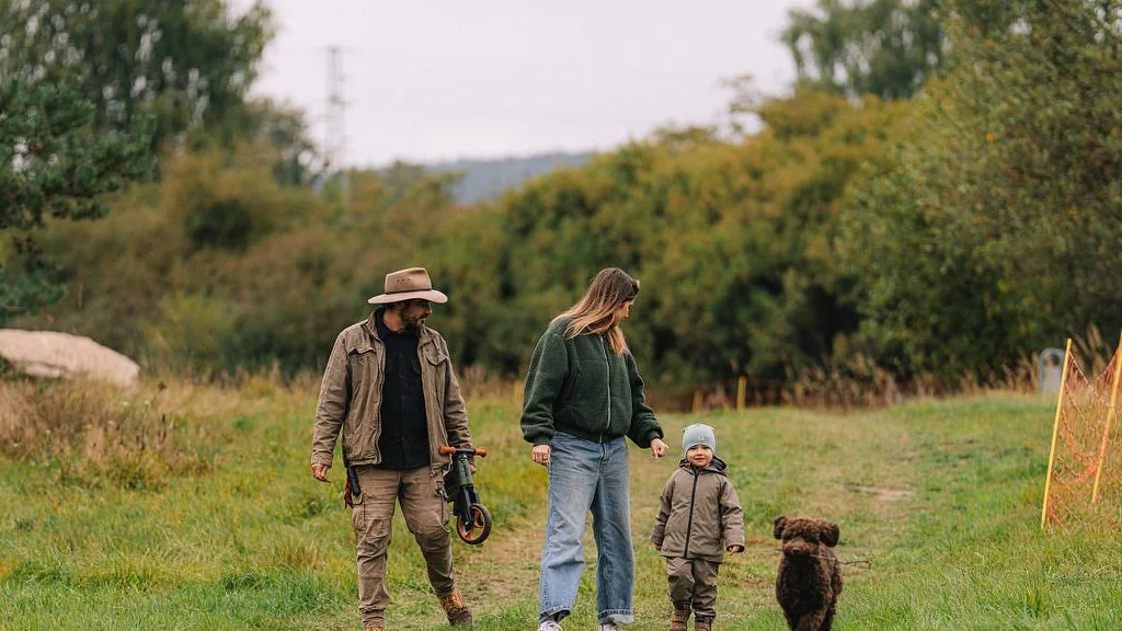 Farma Vojty Kotka přehodnocuje bio hospodaření, je to moc pracné. Vojta našel zálibu v myslivosti a u hasičů