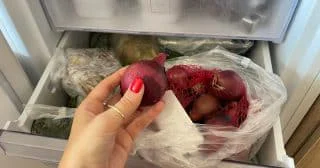 U krájení cibule neukápne ani slzička: Školní kuchařky ji dávají do mrazáku