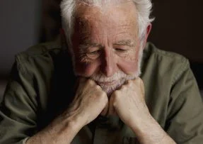 Smutný starší muž senior