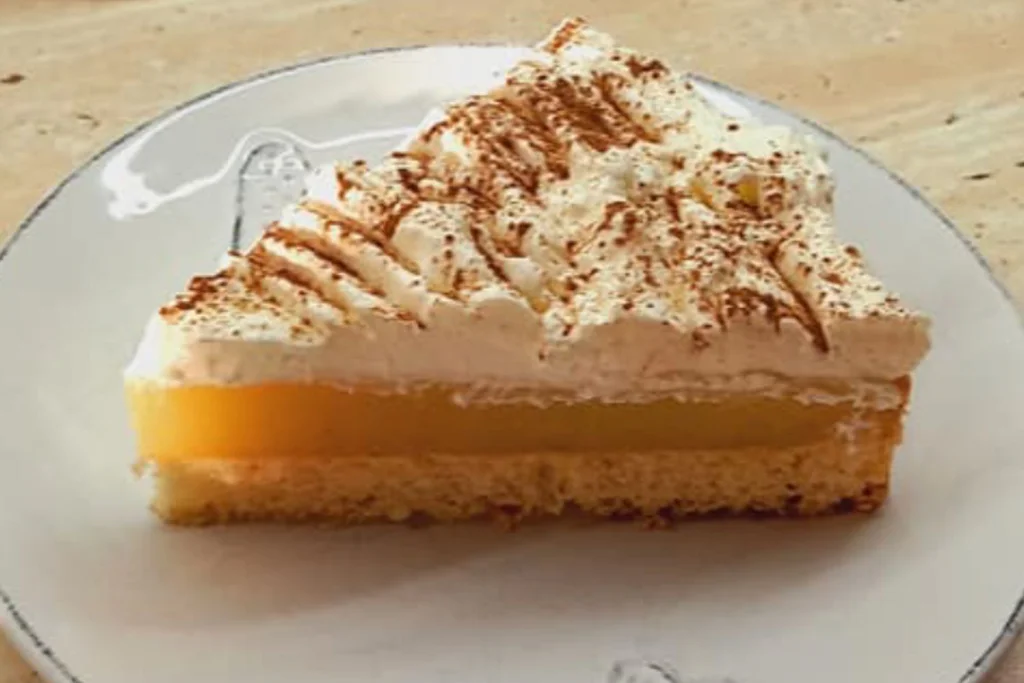 Obrázek receptu na Jablečný sen se šlehačkou, který vás v zimě přenese do letní zahrádky plné jablek a k míse plné sladké šlehačky