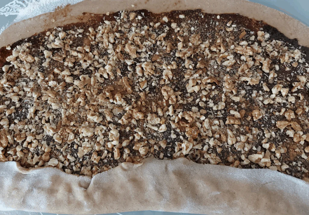 Na těsto pod grilášovou náplň můžeme potřít povidla.