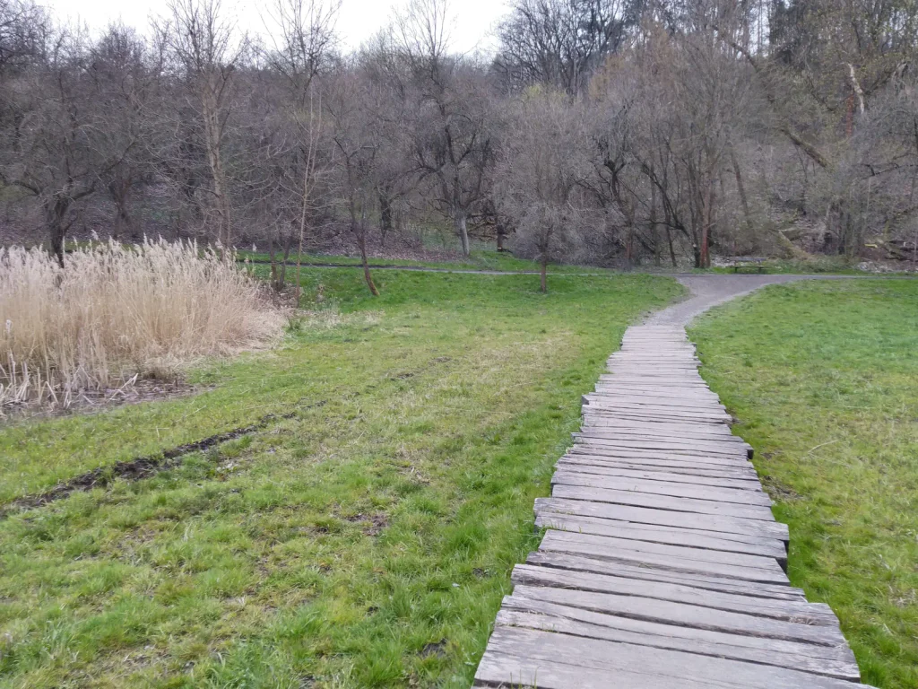 Zapomeňte na Tatry i Šumavu. Nejlepší česká túra je jen pár kilometrů od Prahy a lidé se tam hrnou.