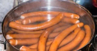 I ohřívání párků se dá pokazit. Mezi nejčastější chyby patří to, že jsou vloženy přímo z lednice do studené vody