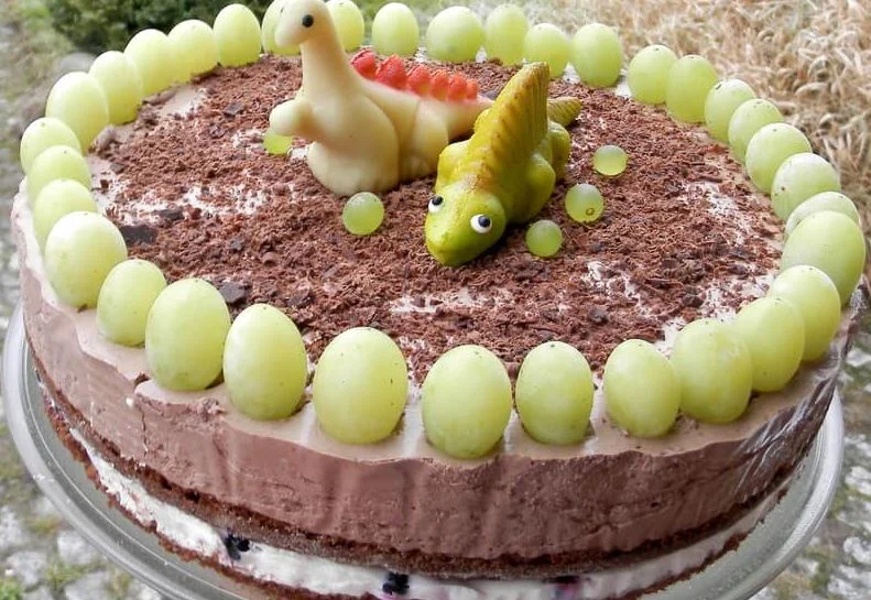 Obrázek receptu na čokoládový dort s tvarohem a ovocem.