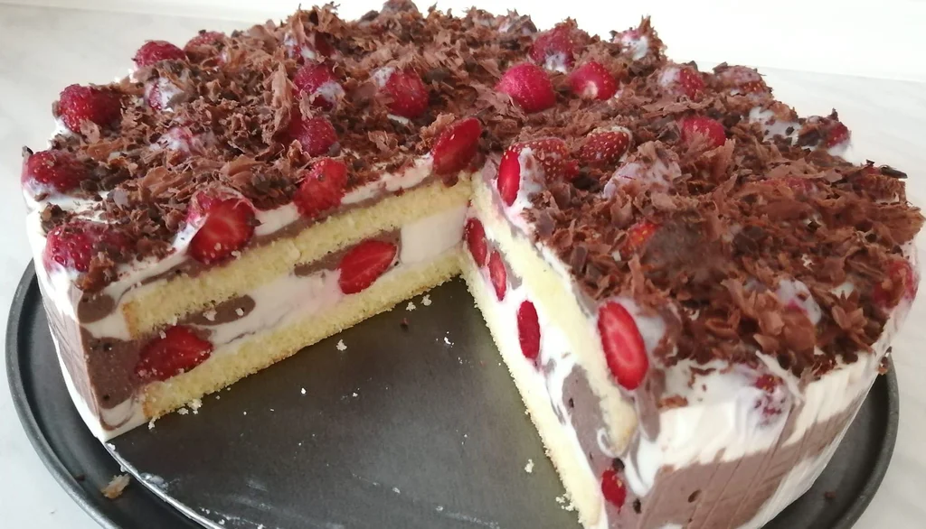 Obrázek k receptu na dort s tvarohem, jahodami a čokoládou