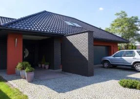 novostavba a zaparkované auto