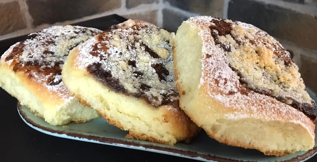 Obrázek receptu na Kynuté koláče s pudinkem a marmeládou - hebký duet sladkých chutí