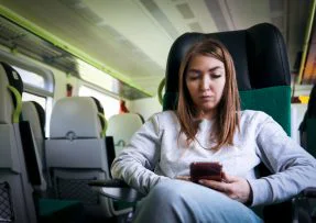 cestující ve vlaku