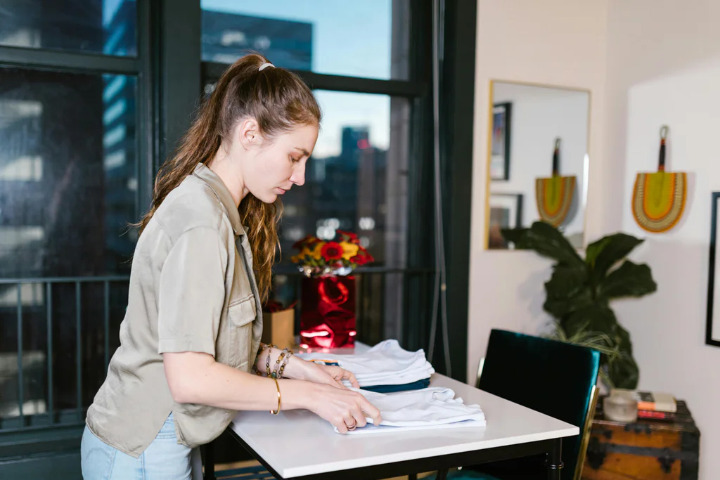 Tento způsob skládání triček nezabere víc času a ušetří polovinu prostoru ve skříni