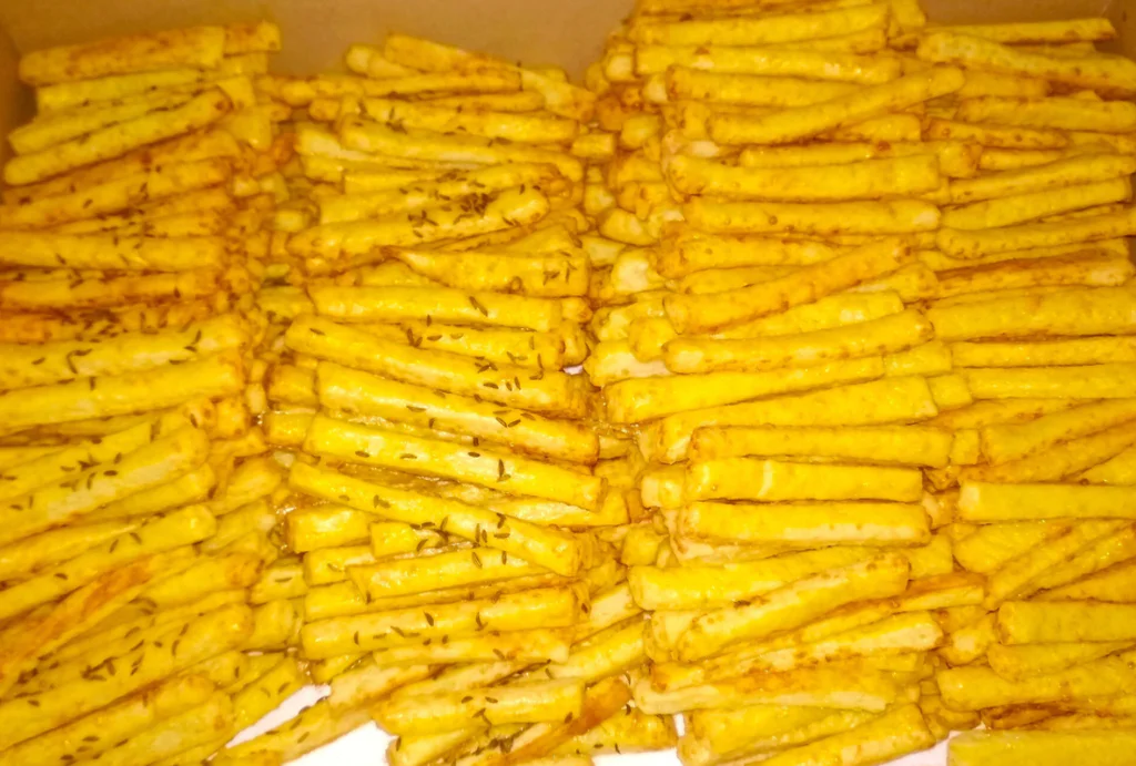 Tyčinky upečeme v troubě dozlatova.