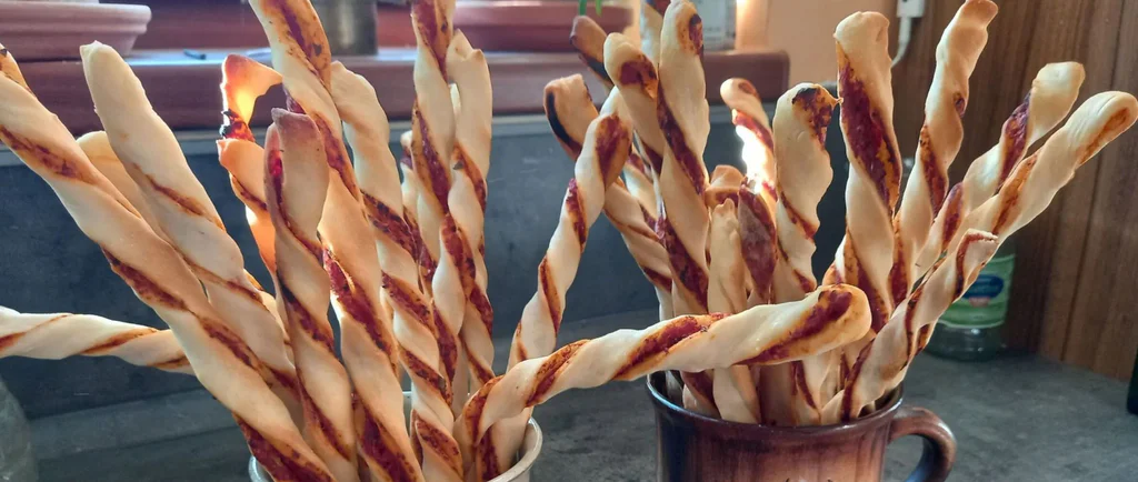 Obrázek receptu na pizza tyčinky z kynutého těsta.