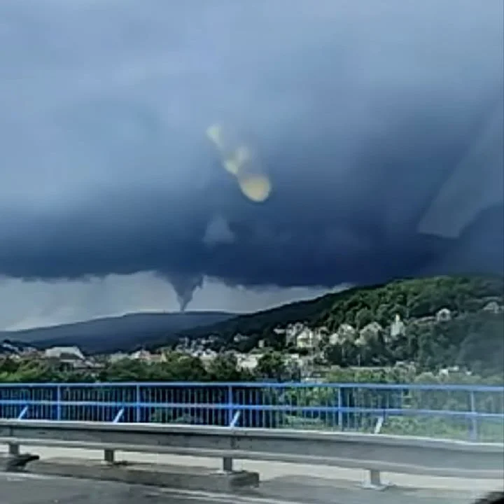 Snímek tornáda zachycený v okolí Děčína, v pozadí Děčínský Sněžník