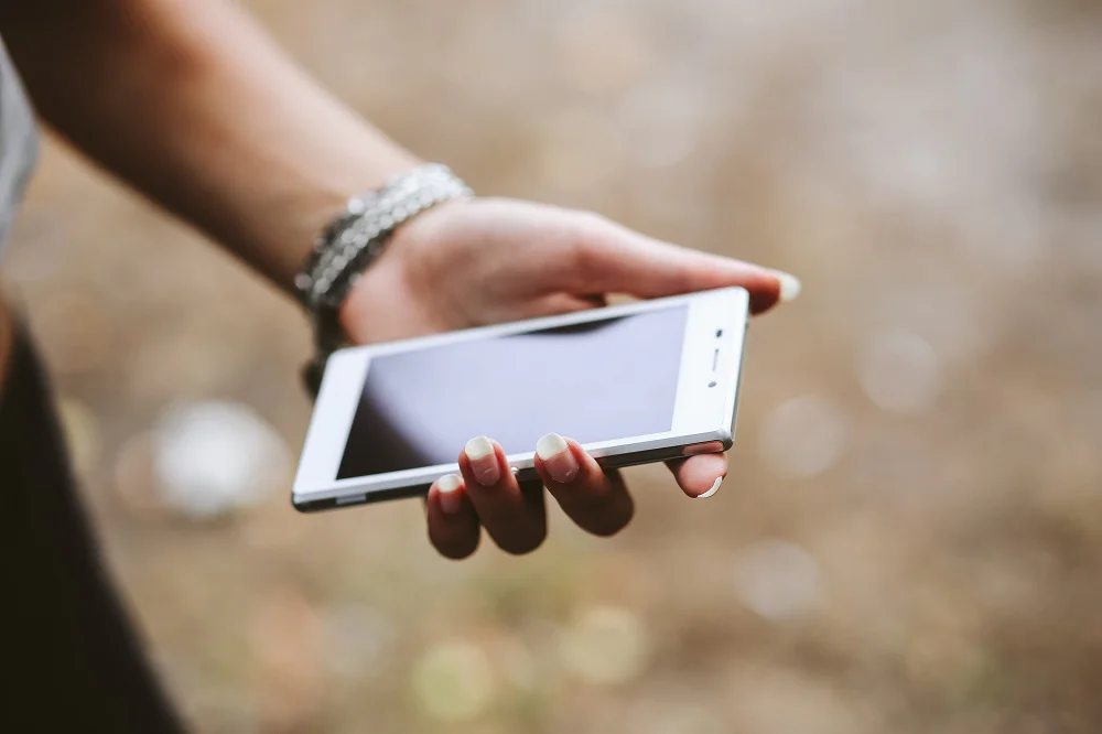 Žena s telefonem v ruce