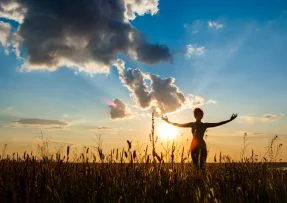 Silueta ženy v přírodě