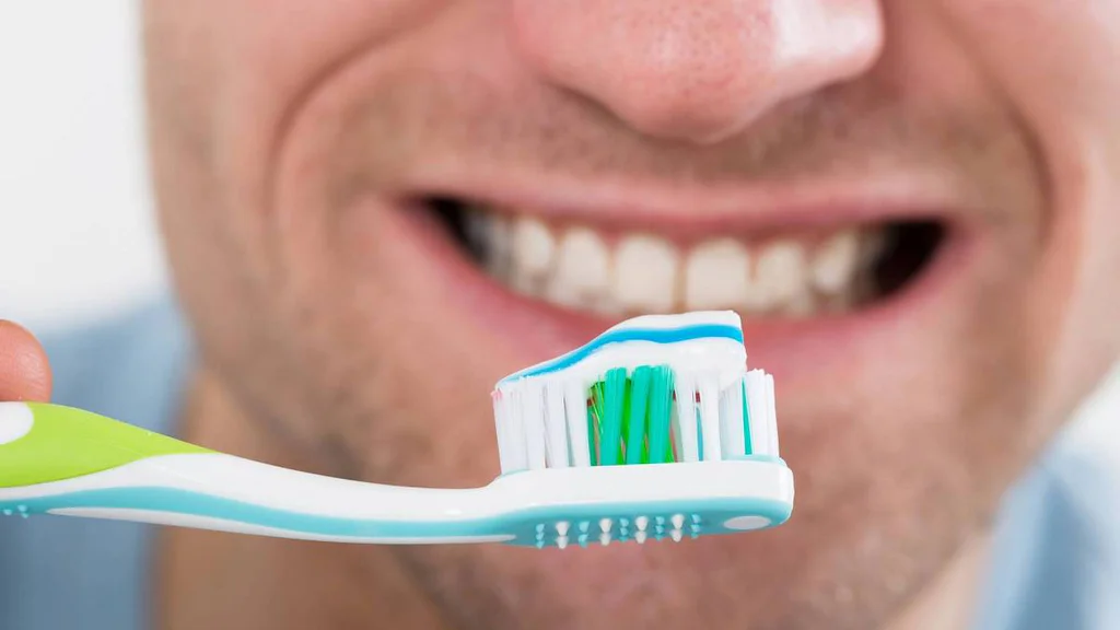 Pozor! Až 80 % lidí používá zubní kartáček špatně. Hygienici teď varují před novým typem poškození